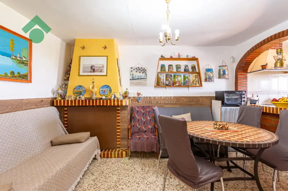 Sala d'estar de Finca rústica en venda en Nerja amb Jardí privat, Terrassa i Piscina