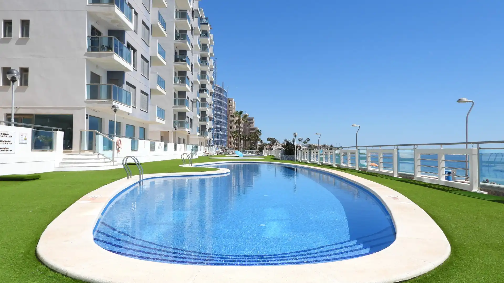 Piscina de Apartament en venda en La Manga del Mar Menor amb Aire condicionat, Calefacció i Terrassa