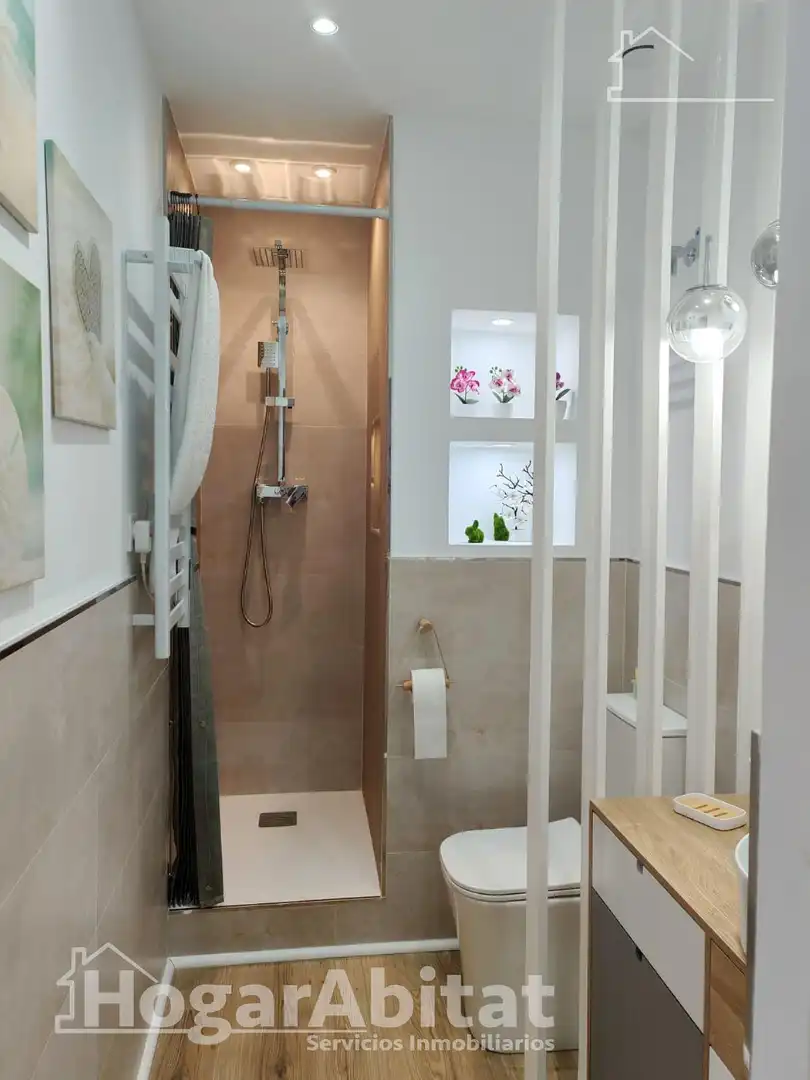 Bathroom of Attic for sale in Picassent  with Parquet flooring, Terrace and Furnished