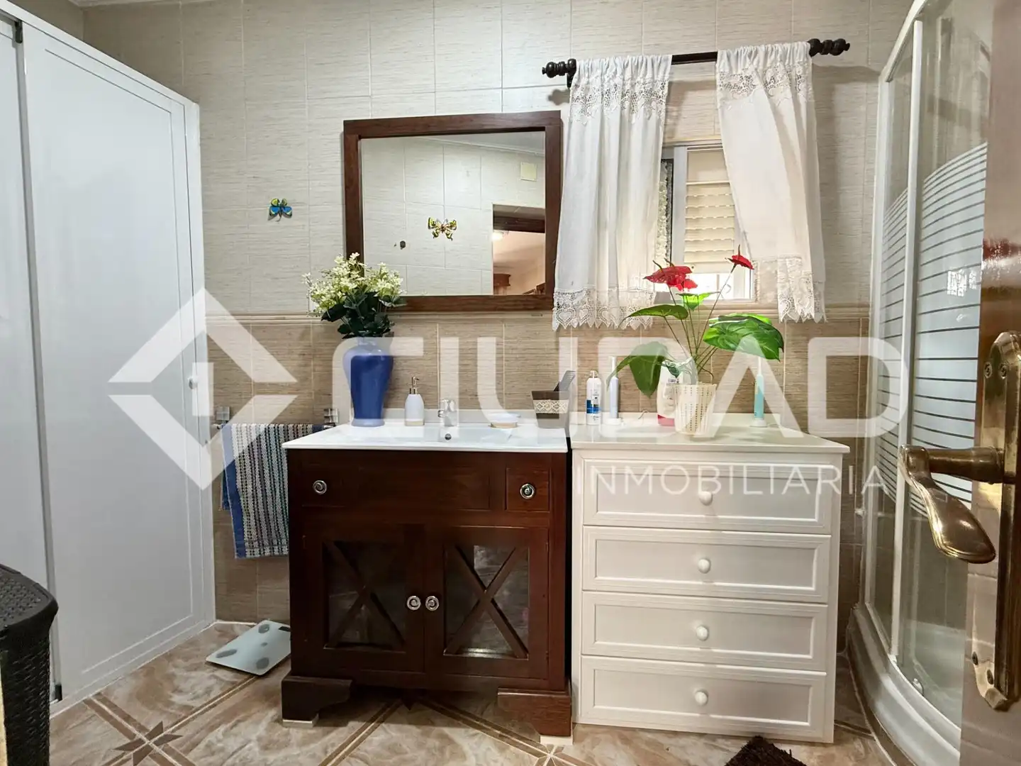 Bathroom of Houses for sale in El Cuervo de Sevilla
