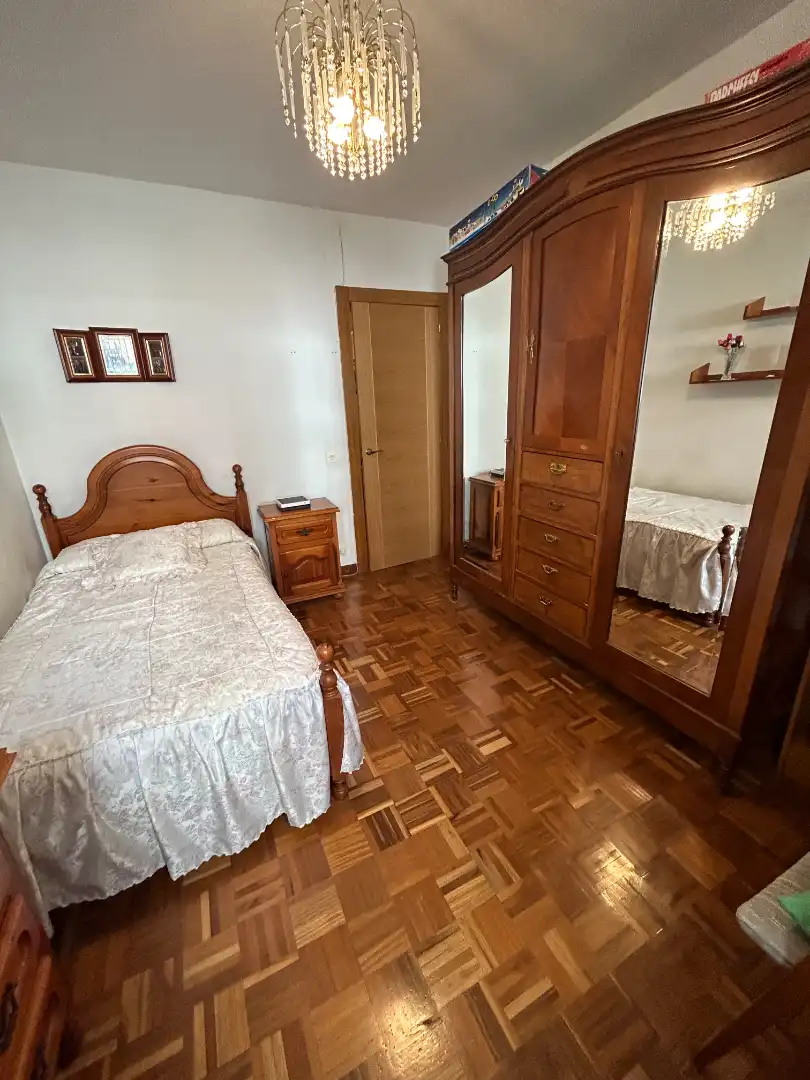 Dormitori de Pis en venda en Burgos amb Calefacció, Parquet i Moblat
