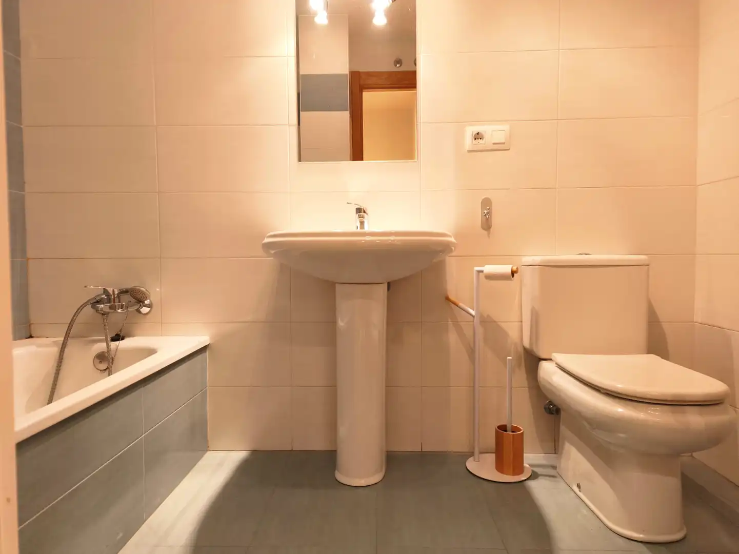 Bathroom of Flat for sale in Entrena  with Air Conditioner, Heating and Parquet flooring