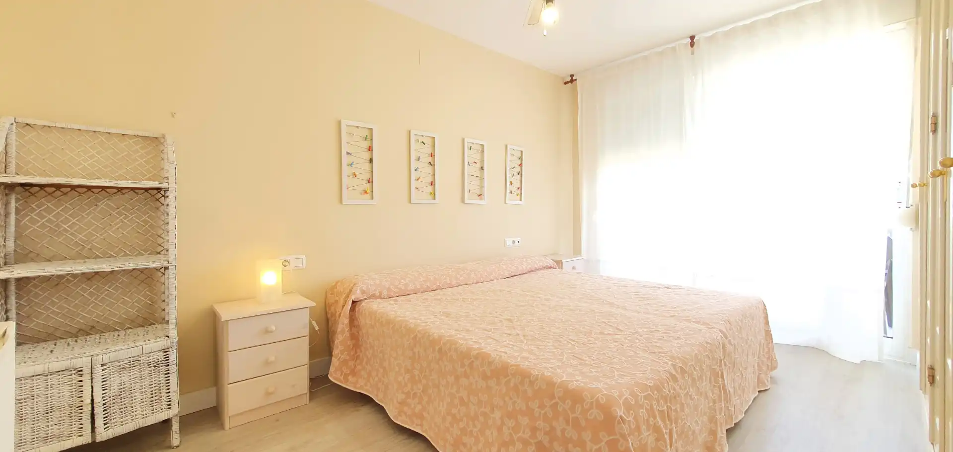 Habitación de Apartamento de alquiler en Dénia con Aire acondicionado, Calefacción y Terraza