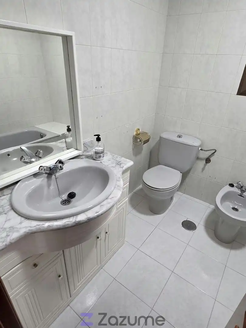 Baño de Piso de alquiler en Jaén con Jardín privado, Piscina y Amueblado