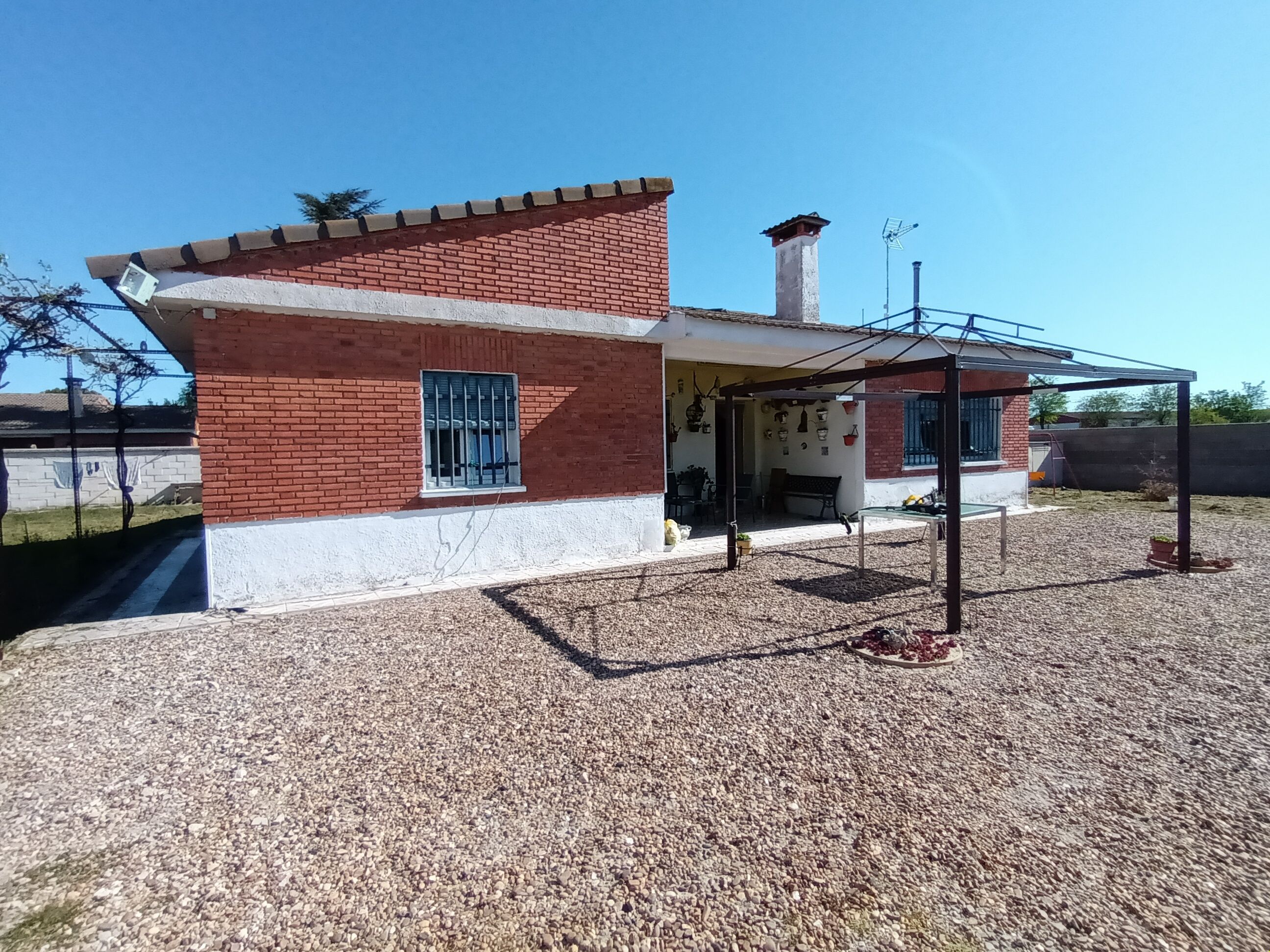 Exterior view of House or chalet for sale in Adanero  with Private garden, Storage room and Furnished