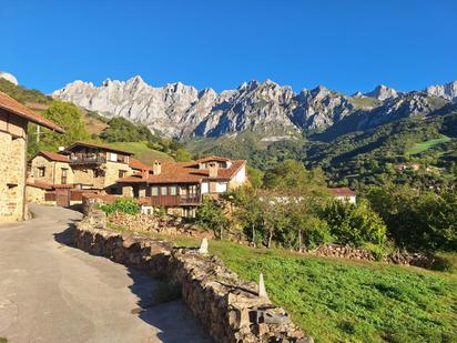 Vista exterior de Casa o xalet en venda en Camaleño amb Calefacció, Traster i Balcó