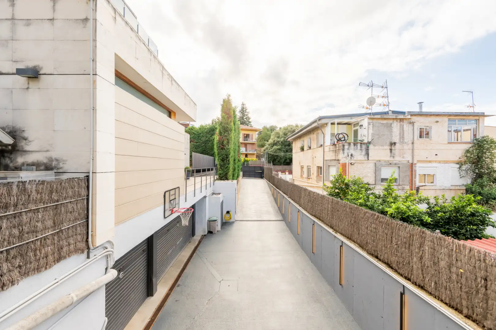 Vista exterior de Casa o chalet en venta en Sant Cugat del Vallès con Aire acondicionado, Calefacción y Jardín privado