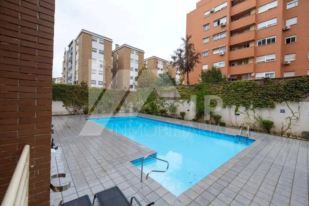 Piso con piscina en venta en Calle Cádiar 10