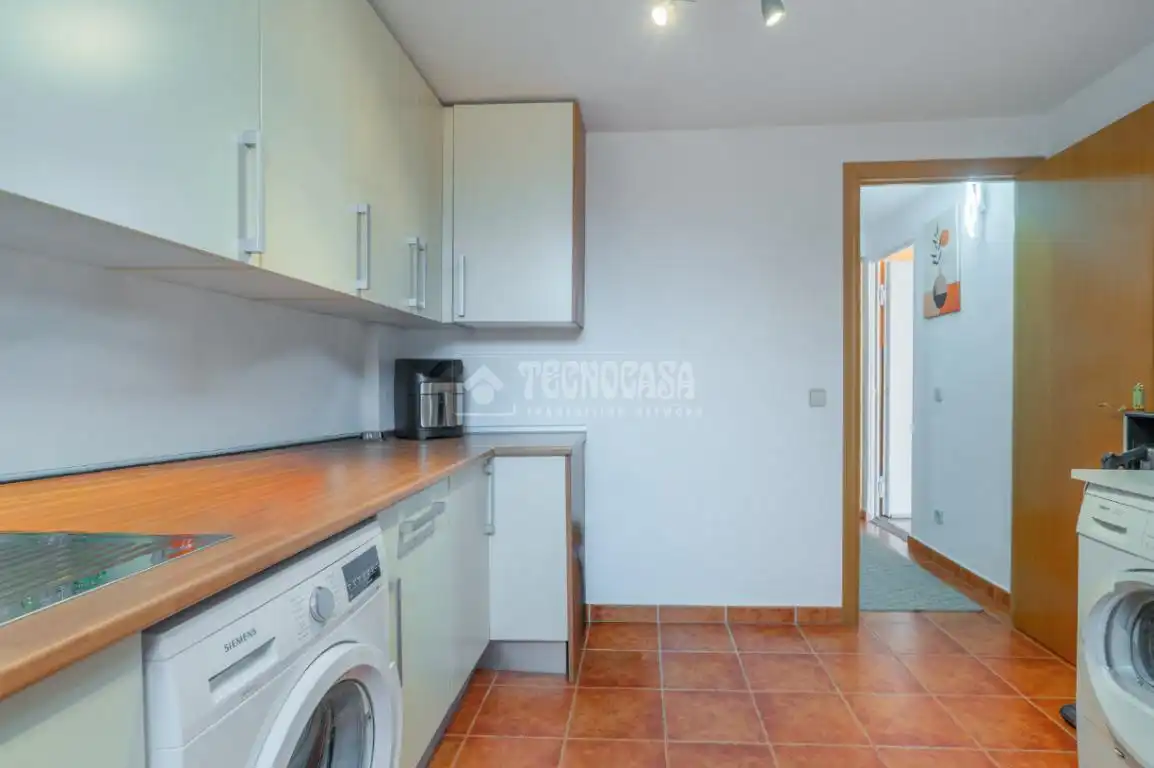 Cuina de Casa adosada en venda en Arroyomolinos (Madrid) amb Aire condicionat, Calefacció i Jardí privat