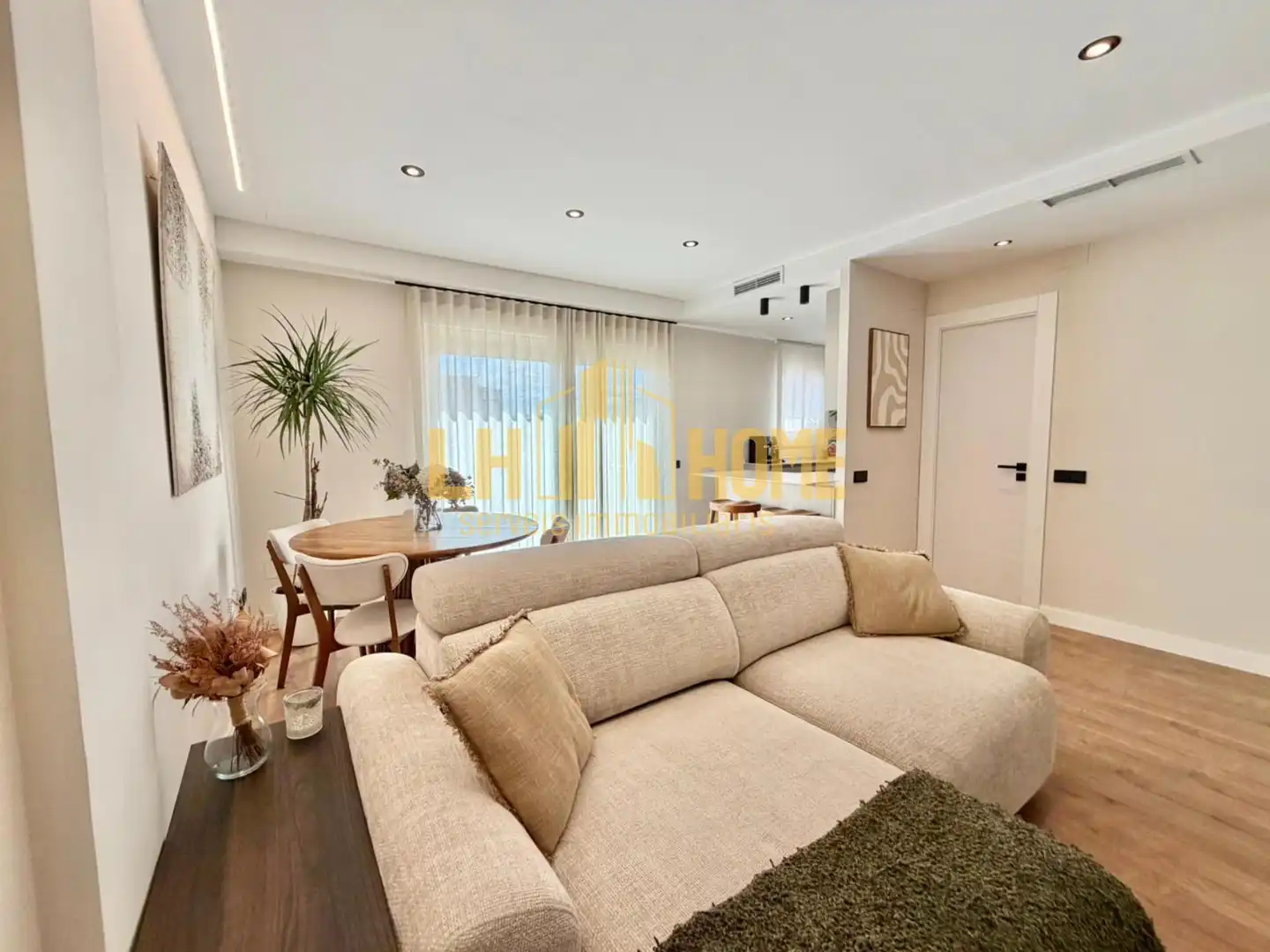Sala d'estar de Àtic en venda en L'Hospitalet de Llobregat amb Aire condicionat, Calefacció i Parquet
