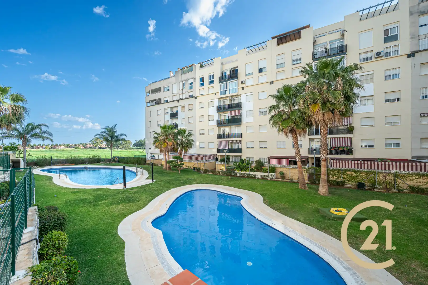 Vista exterior de Pis en venda en Marbella amb Aire condicionat, Forn i Rentadora