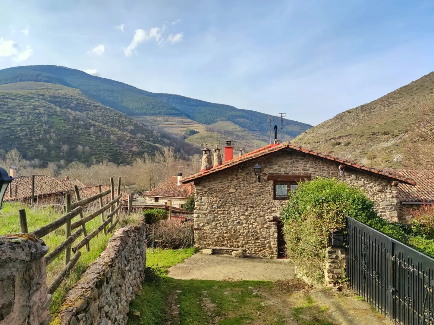 Vista exterior de Casa o xalet en venda en Ezcaray amb Calefacció, Jardí privat i Moblat