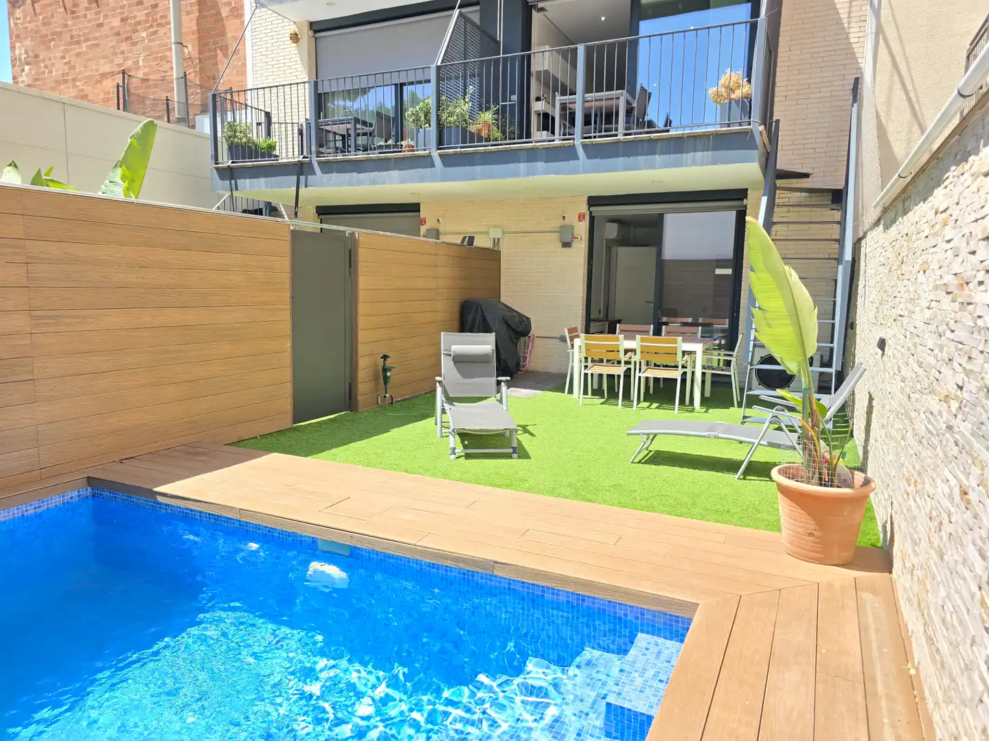 Schwimmbecken von Einfamilien-Reihenhaus zum Verkauf in Sabadell mit Terrasse und Schwimmbad