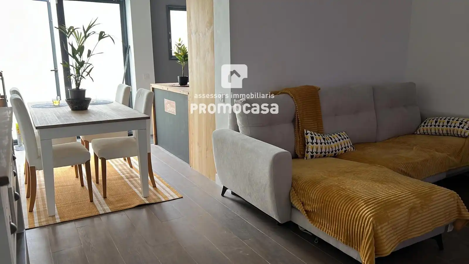 Sala d'estar de Casa adosada en venda en Terrassa amb Calefacció, Jardí privat i Terrassa