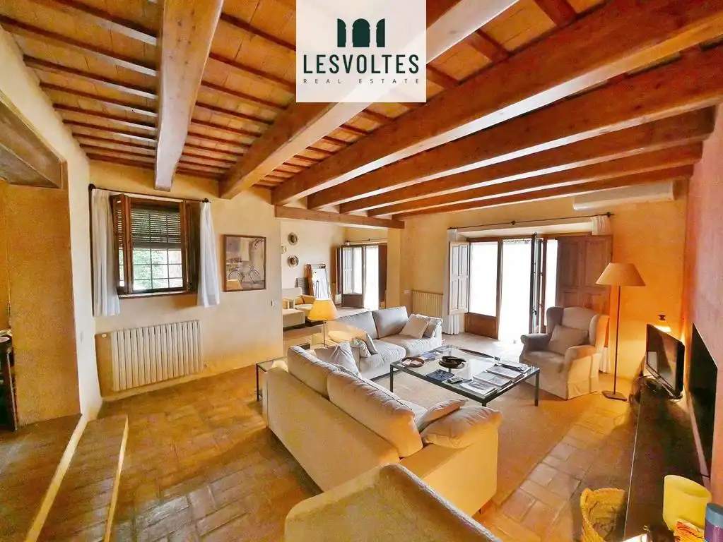 Sala d'estar de Finca rústica en venda en La Bisbal d'Empordà amb Aire condicionat, Calefacció i Jardí privat