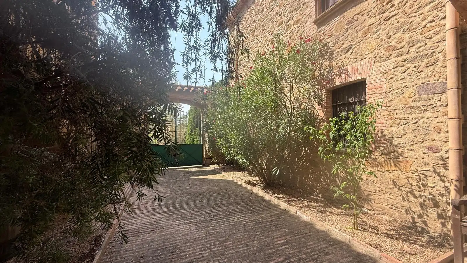 Vista exterior de Finca rústica en venda en Verges amb Calefacció, Jardí privat i Terrassa