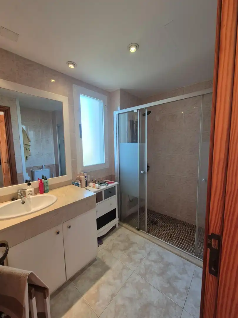 Baño de Ático de alquiler en Muro con Aire acondicionado, Terraza y Amueblado
