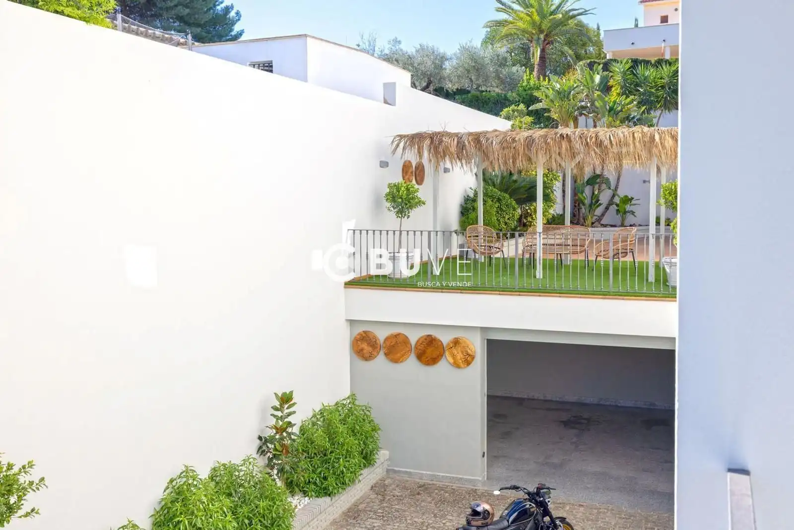 Vista exterior de Casa adosada en venda en Tomares amb Aire condicionat, Calefacció i Jardí privat