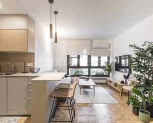 Sala d'estar de Apartament de lloguer en  Madrid Capital amb Aire condicionat i Piscina