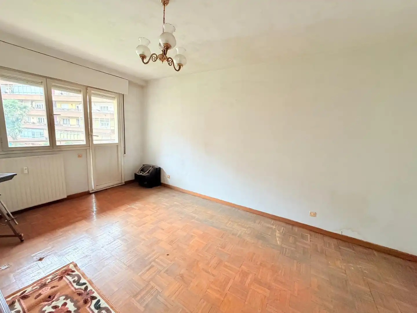 Sala d'estar de Pis en venda en Oviedo  amb Jardí privat, Terrassa i Balcó