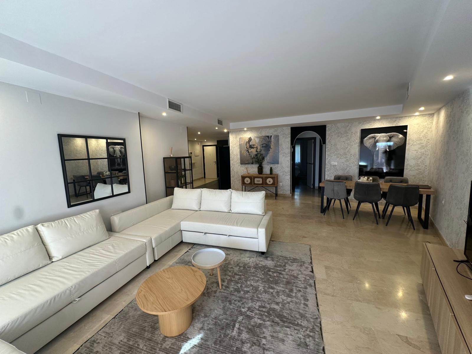 Sala d'estar de Planta baixa de lloguer en Marbella amb Aire condicionat, Terrassa i Piscina
