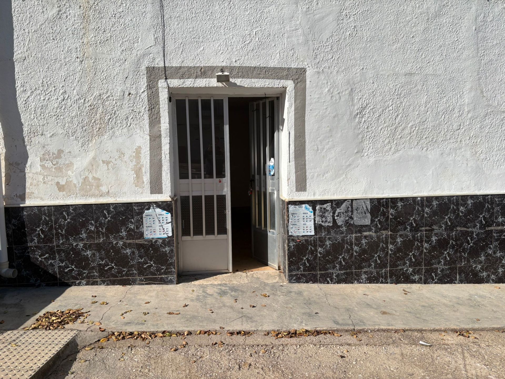 Vista exterior de Local de alquiler en Cuevas del Campo
