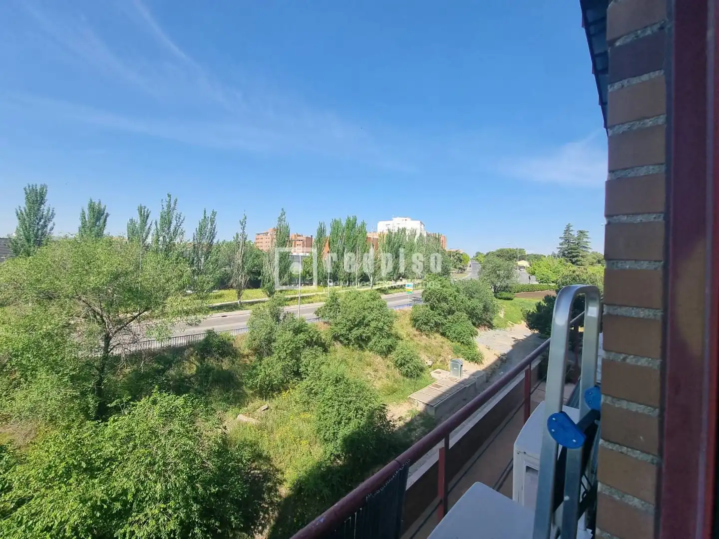 Vista exterior de Dúplex en venta en Madrid con Aire acondicionado, Calefacción y Jardín privado