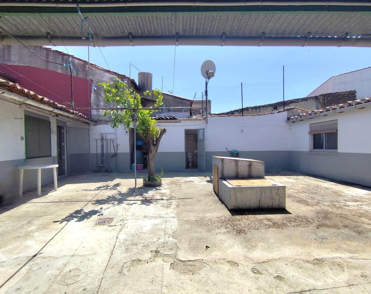Exterior view of House or chalet for sale in Malpartida de Plasencia  with Air Conditioner
