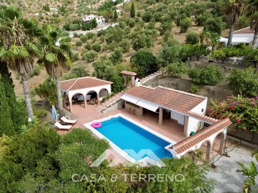 Vista exterior de Casa o xalet en venda en Canillas de Albaida amb Aire condicionat, Calefacció i Jardí privat