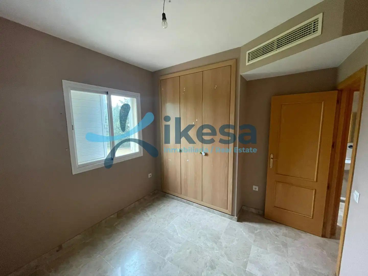 Habitación de Casa adosada en venta en Castilleja de la Cuesta con Aire acondicionado