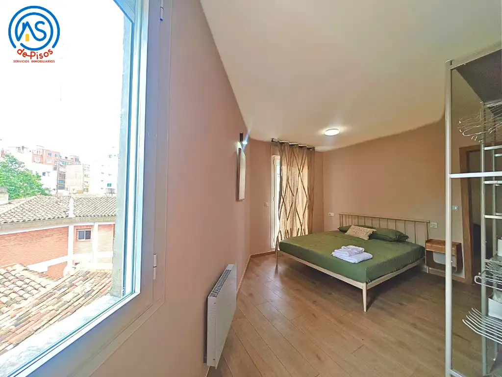 Dormitori de Apartament de lloguer en Zaragoza amb Calefacció, Parquet i Moblat