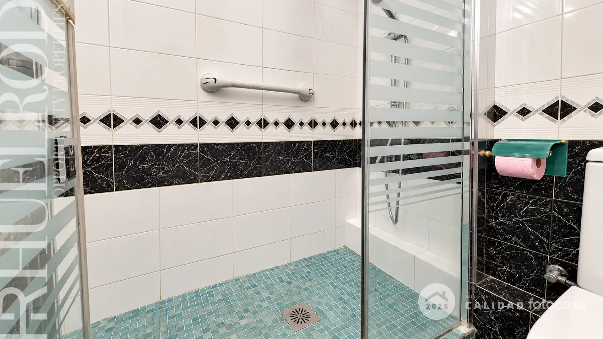 Baño de Casa adosada en venta en Cerdanyola del Vallès con Aire acondicionado, Calefacción y Jardín privado