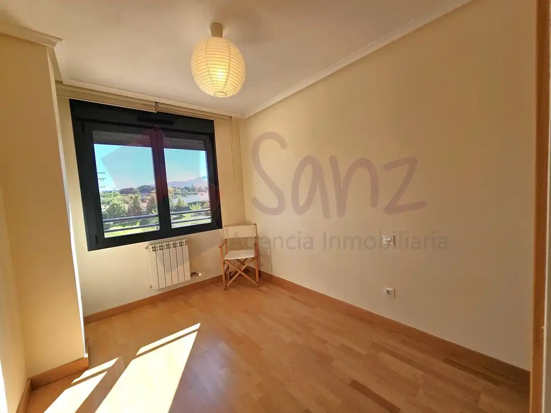 Habitación de Apartamento de alquiler en Lardero con Aire acondicionado, Calefacción y Jardín privado