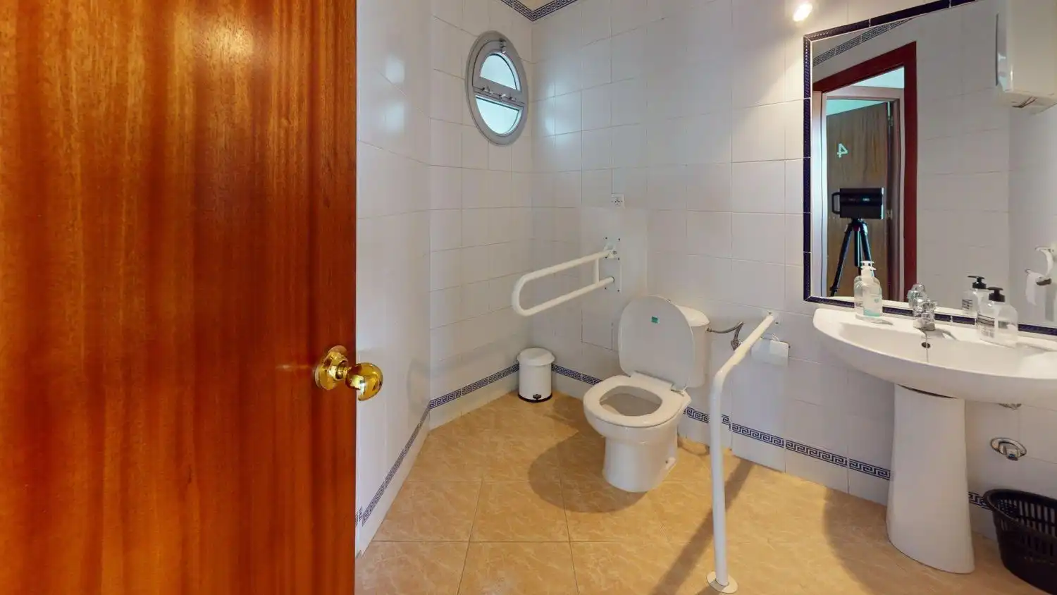 Bathroom of Office for rent in Montequinto  with Air Conditioner and Terrace