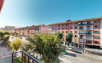 Außenansicht von Wohnung zum verkauf in Bilbao  mit Balkon