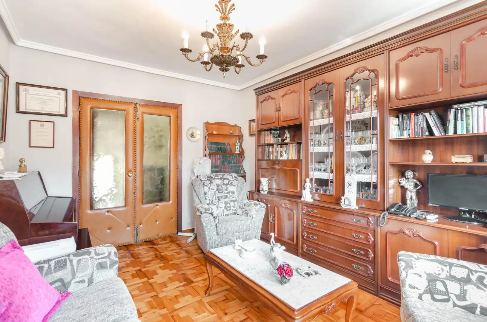 Sala d'estar de Casa adosada en venda en Langreo amb Calefacció, Terrassa i Traster