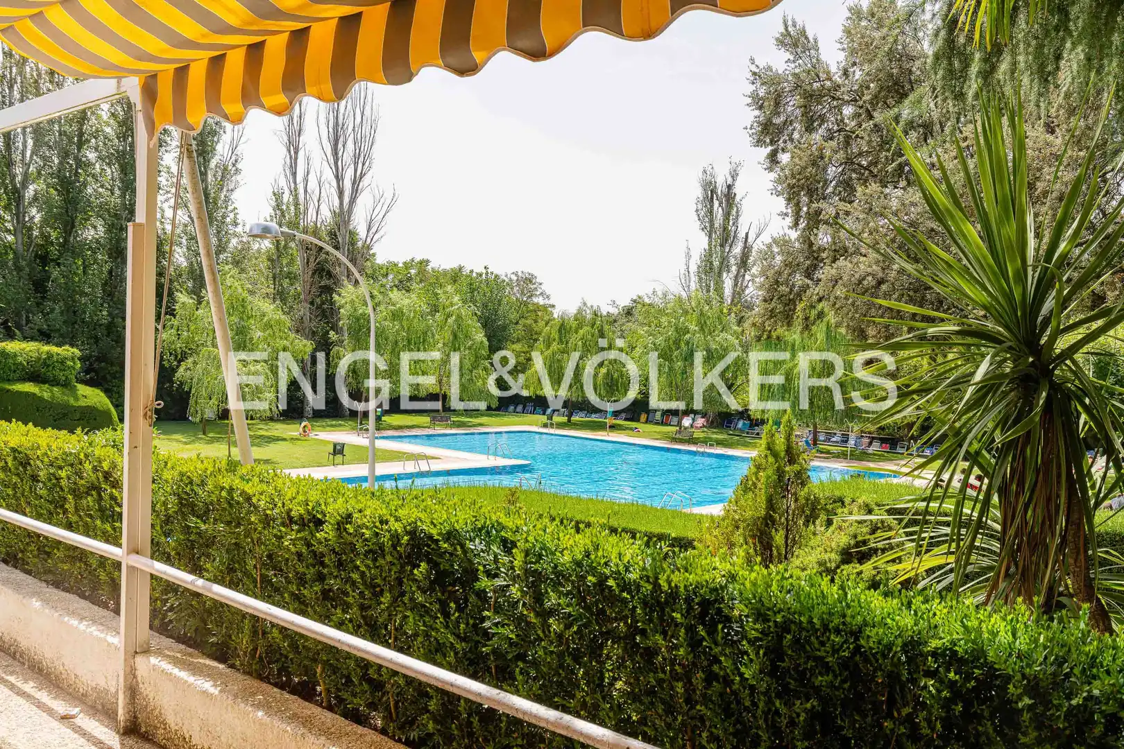 Piscina de Pis en venda en El Escorial amb Calefacció, Jardí privat i Terrassa