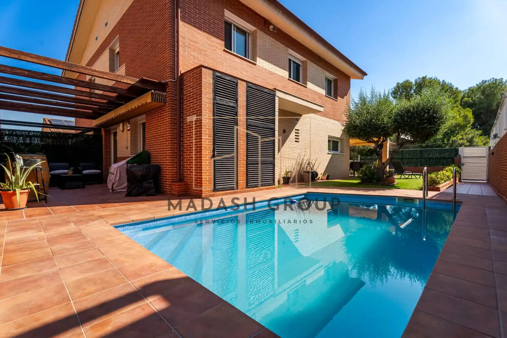 Casa aparellada amb piscina en venda a Carrer PRESIDENT MACIA