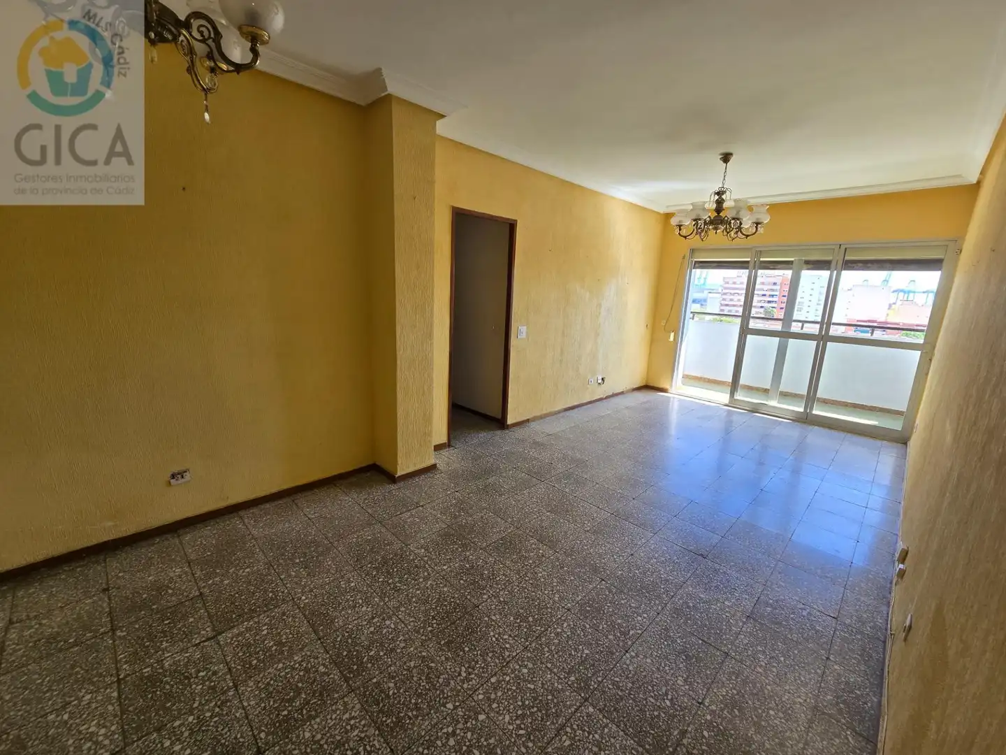 Sala d'estar de Pis en venda en Algeciras amb Jardí privat