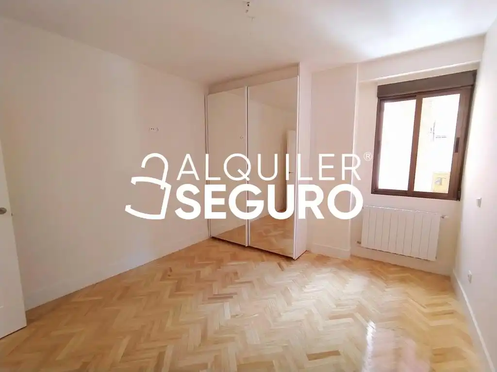 Bedroom of Flat for rent in Madrid  with Heating