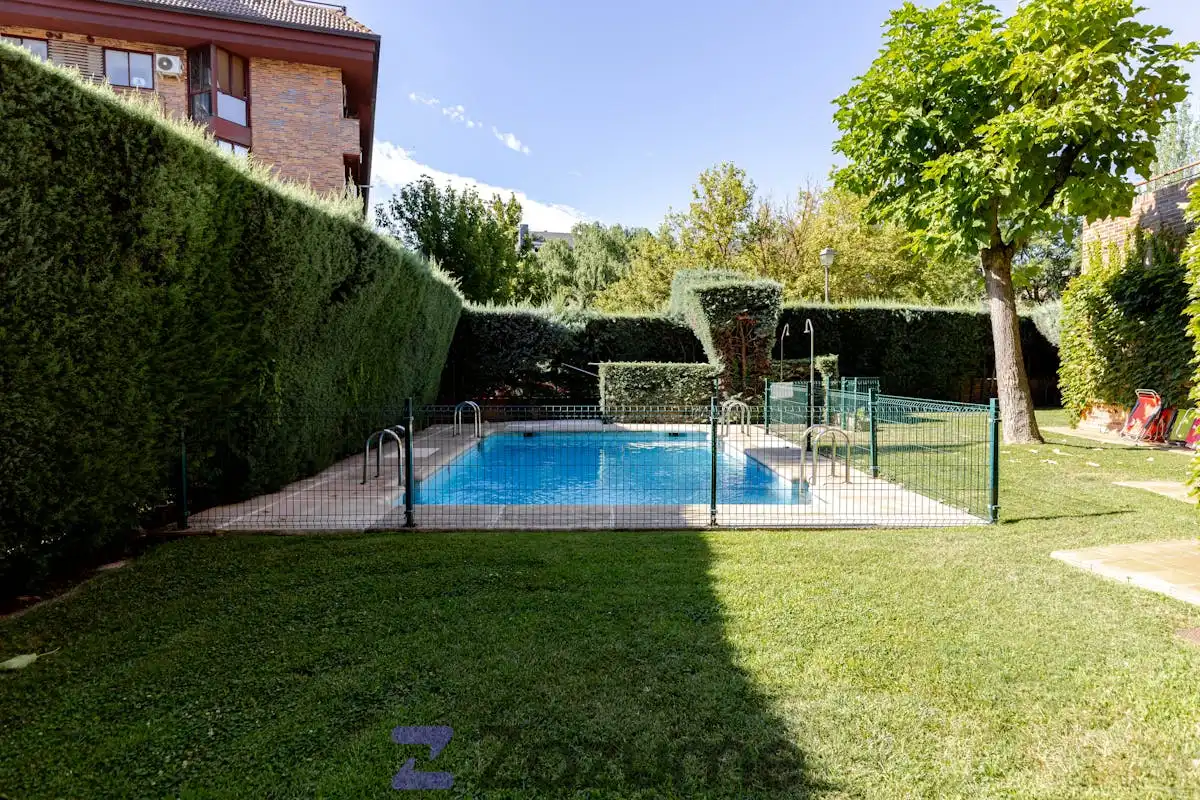 Piscina de Estudio de alquiler en Majadahonda con Calefacción, Jardín privado y Parquet