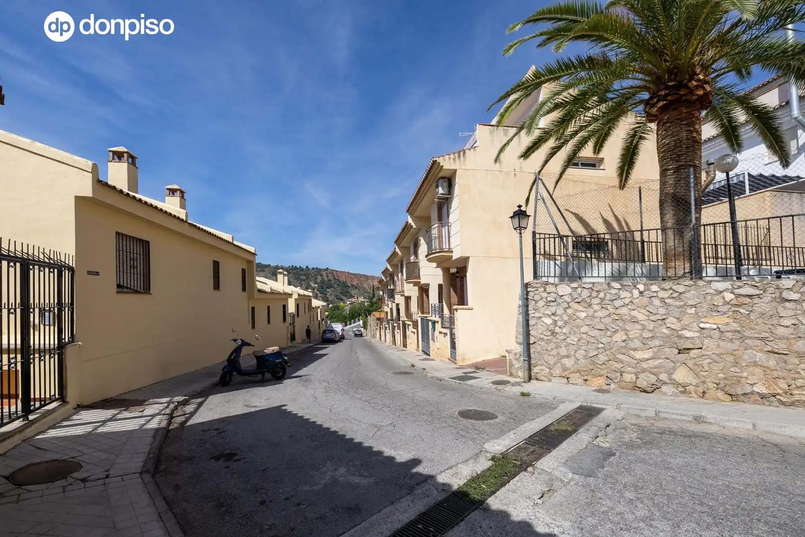 Casa aparellada amb terrassa en venda a MARIA PINET 10, imagen 4