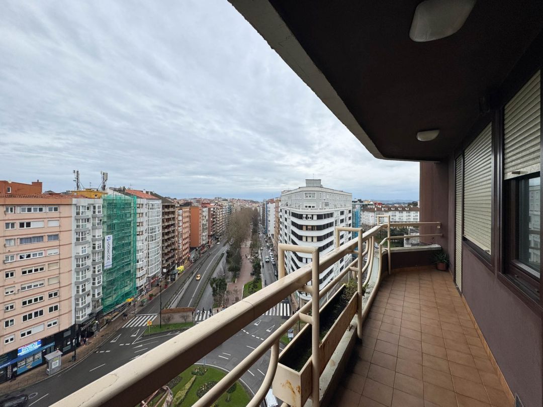 Flat to rent in Avenida de Valdecilla, Cuatro Caminos