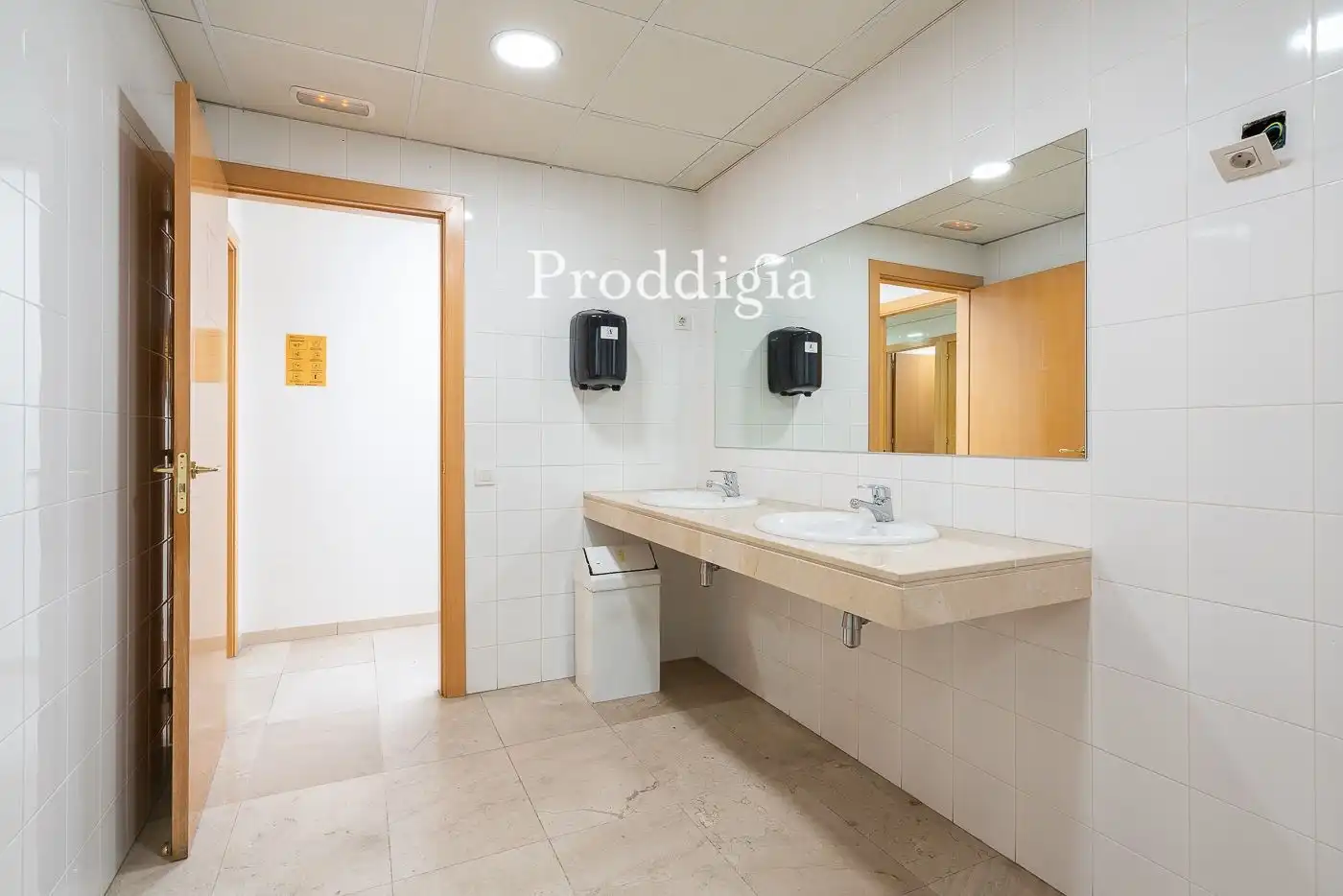 Baño de Oficina de alquiler en Barcelona con Aire acondicionado y Calefacción
