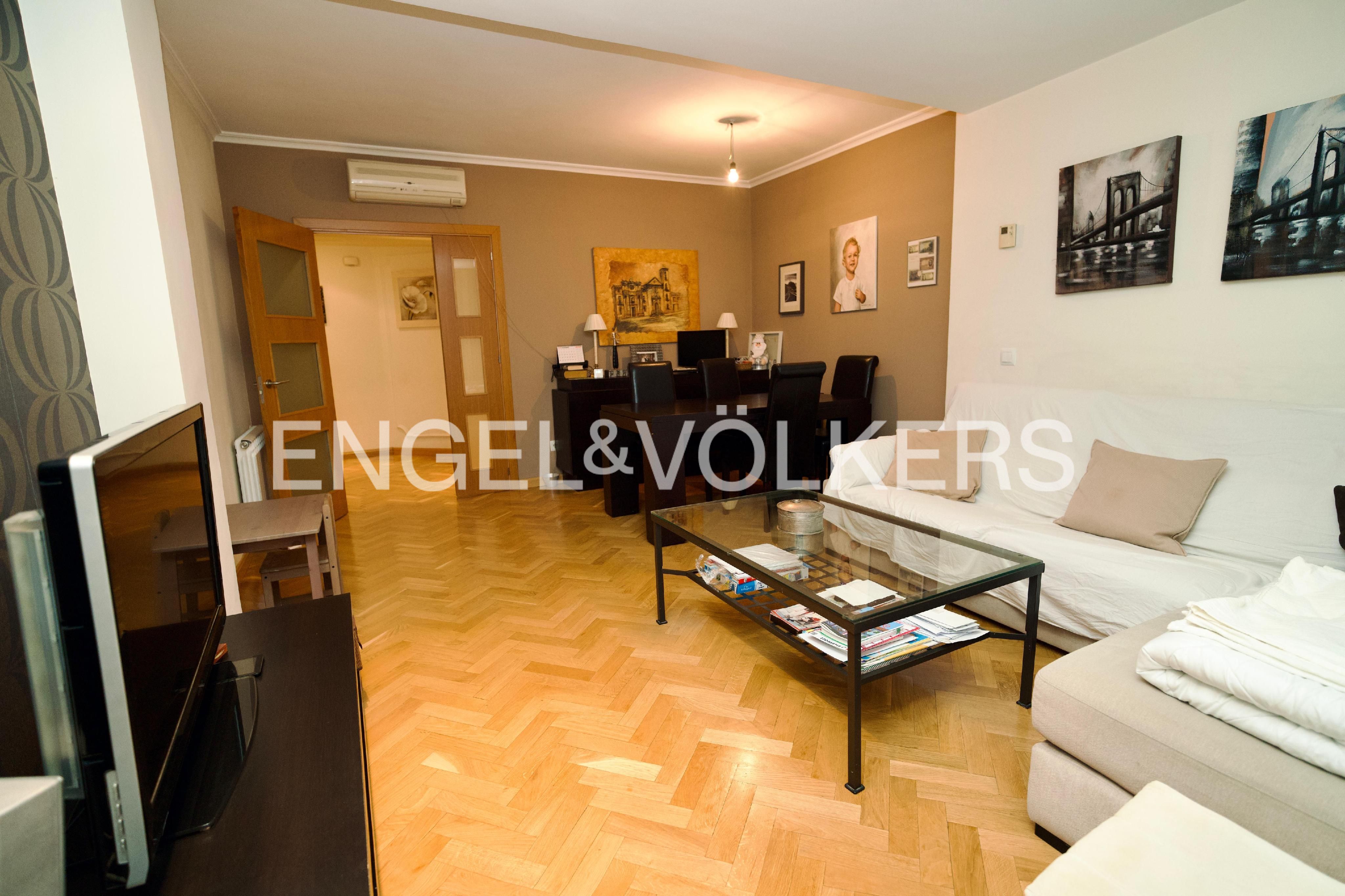 Sala d'estar de Apartament en venda en  Madrid Capital amb Aire condicionat, Calefacció i Parquet