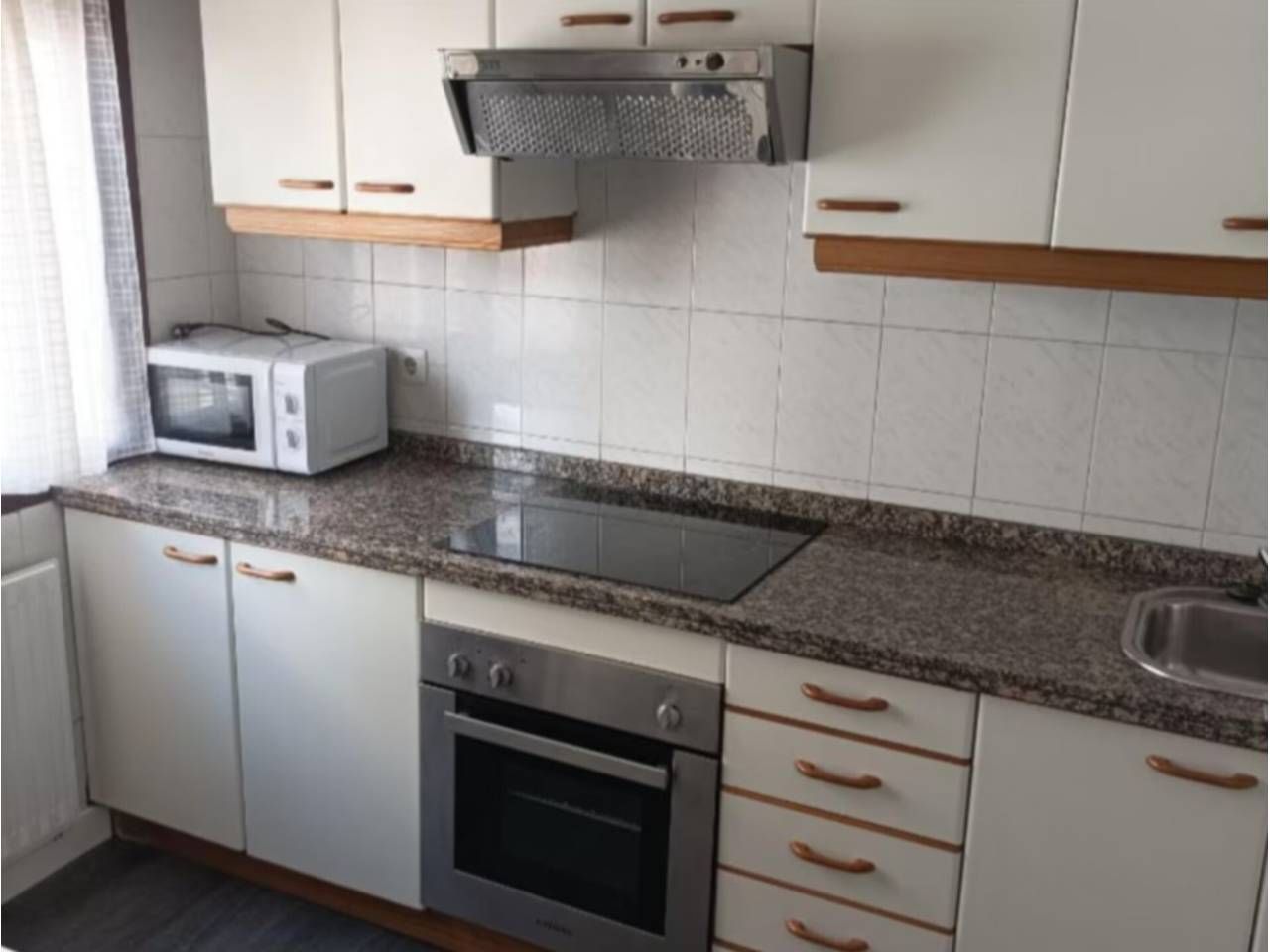Cuina de Pis en venda en Oviedo  amb Calefacció, Traster i Moblat