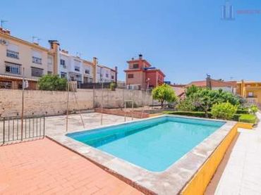 Xalet amb piscina en venda a HORTENSIA 24