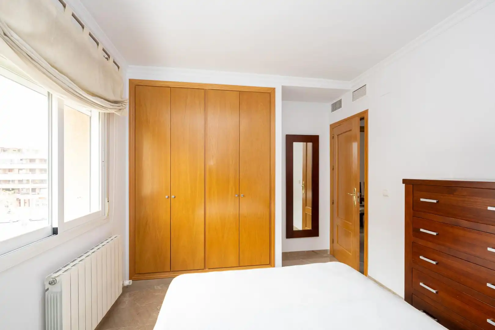 Habitación de Apartamento en venta en Granada con Calefacción, Jardín privado y Piscina comunitaria