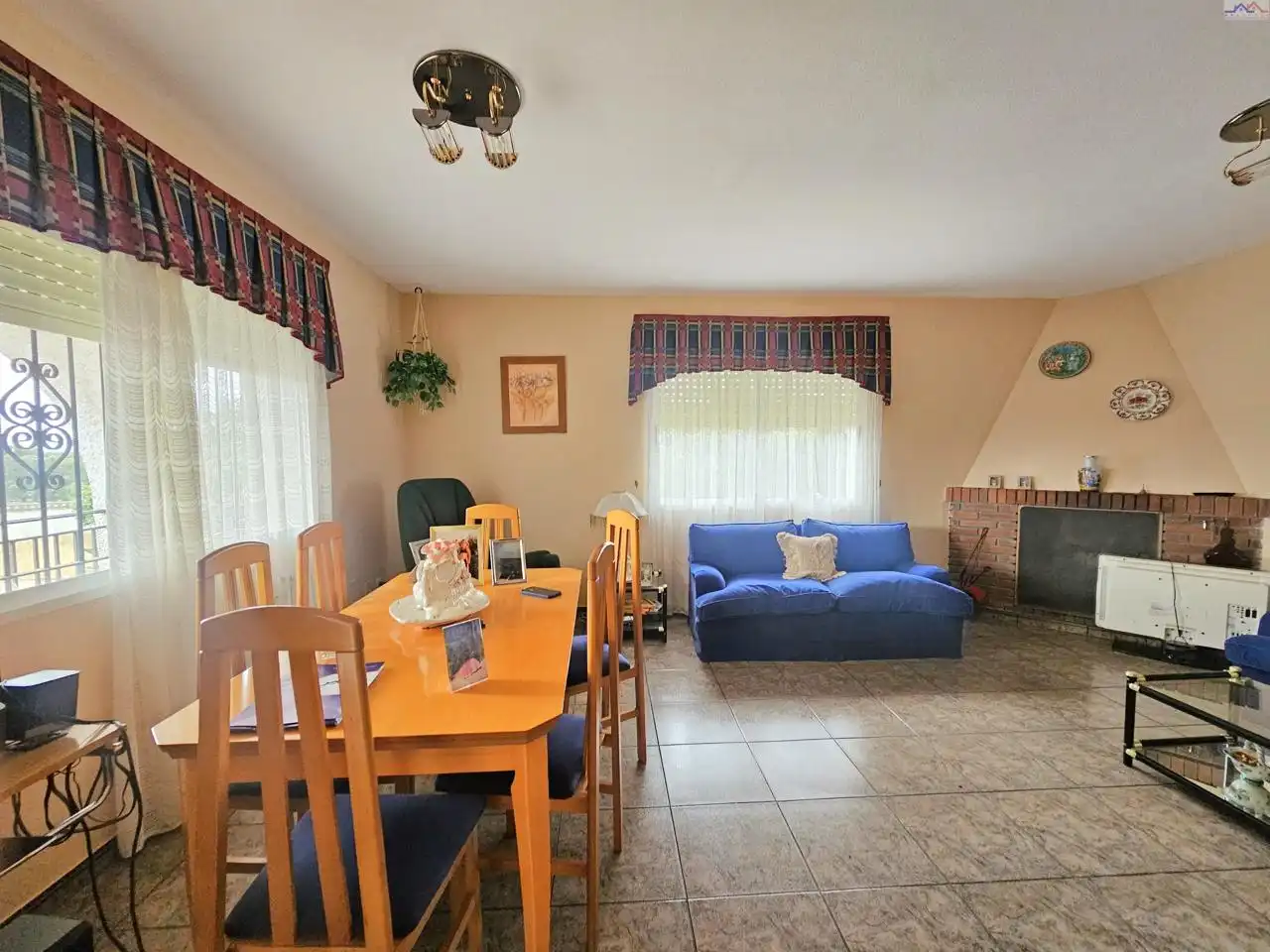 Sala d'estar de Casa o xalet en venda en Villa del Prado amb Traster i Piscina