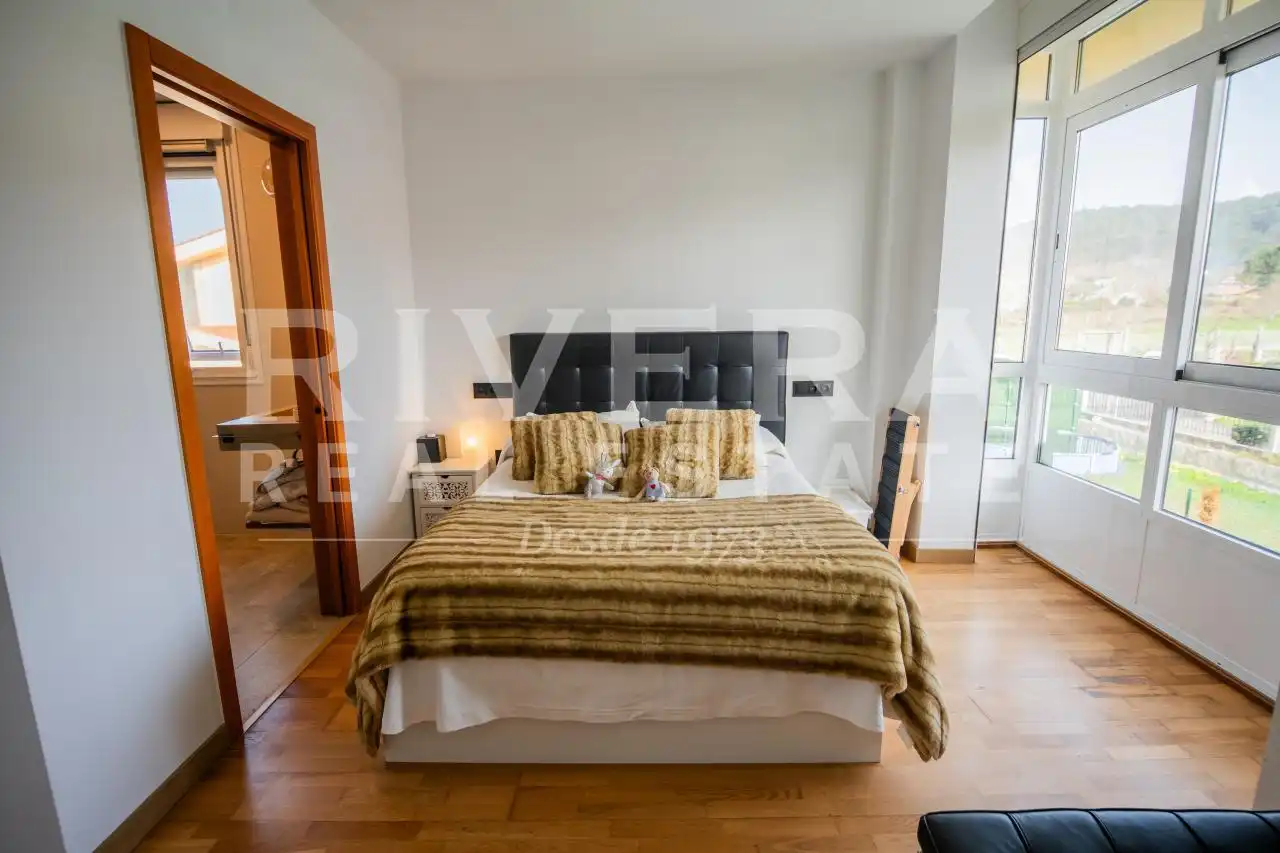 Dormitori de Casa adosada en venda en Sanxenxo amb Calefacció, Jardí privat i Terrassa